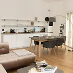Serviced By De Charme Apartman