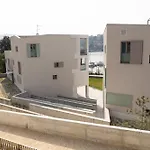 Serviced By De Charme Apartman *
