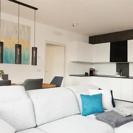 Serviced By De Charme *