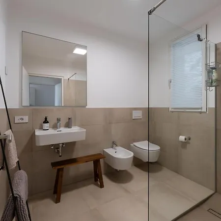 Serviced By De Charme Laveno